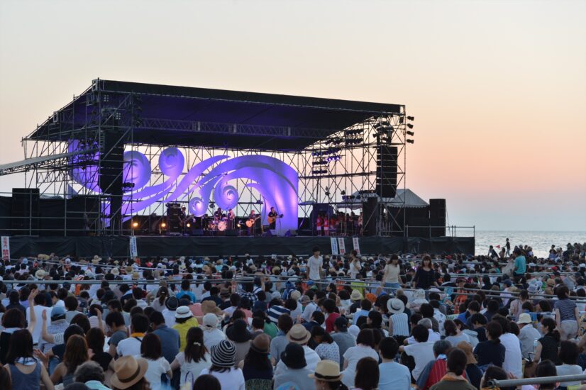 日本海に沈む夕日と音楽を堪能しよう！