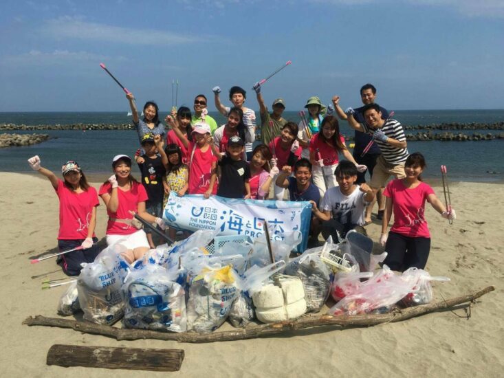 海でつながるゴミ拾い　日和山浜で海岸清掃