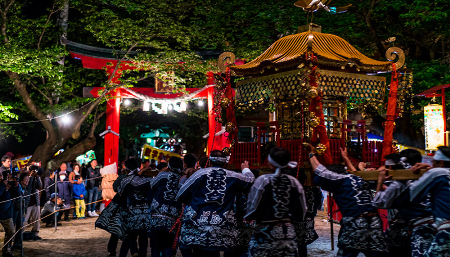 大漁旗がはためく 佐渡湊祭り