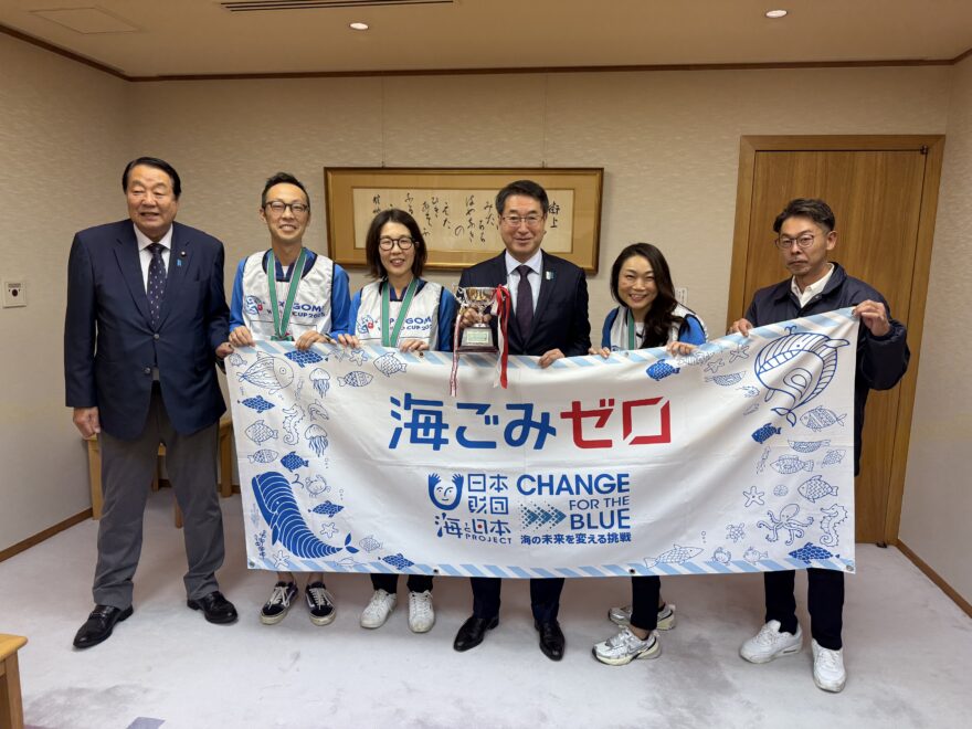 新潟から世界へ！輝くトロフィーとともに報告